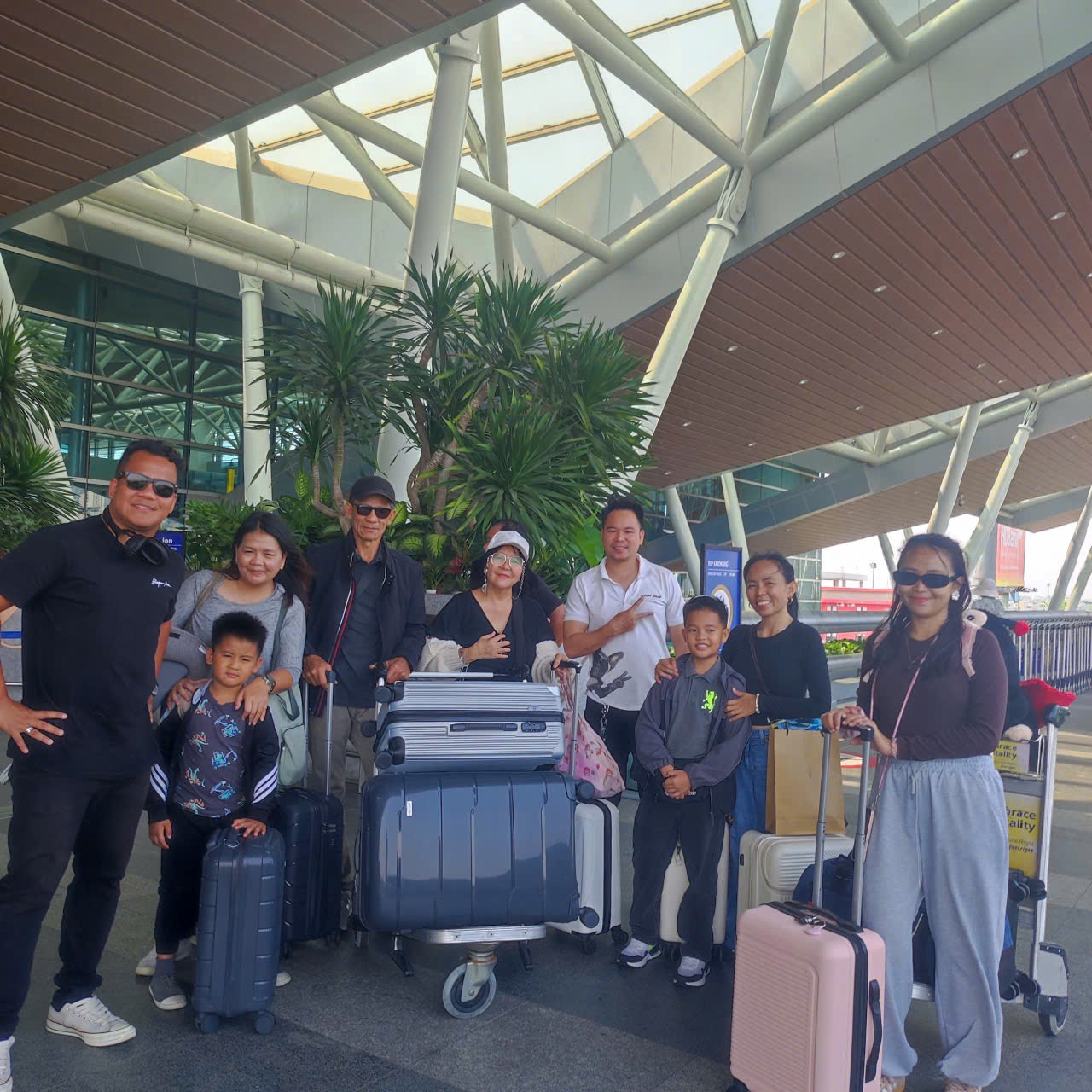 Ảnh chụp với khách tour 11