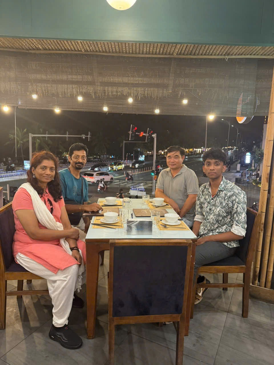 Ảnh chụp với khách tour 2