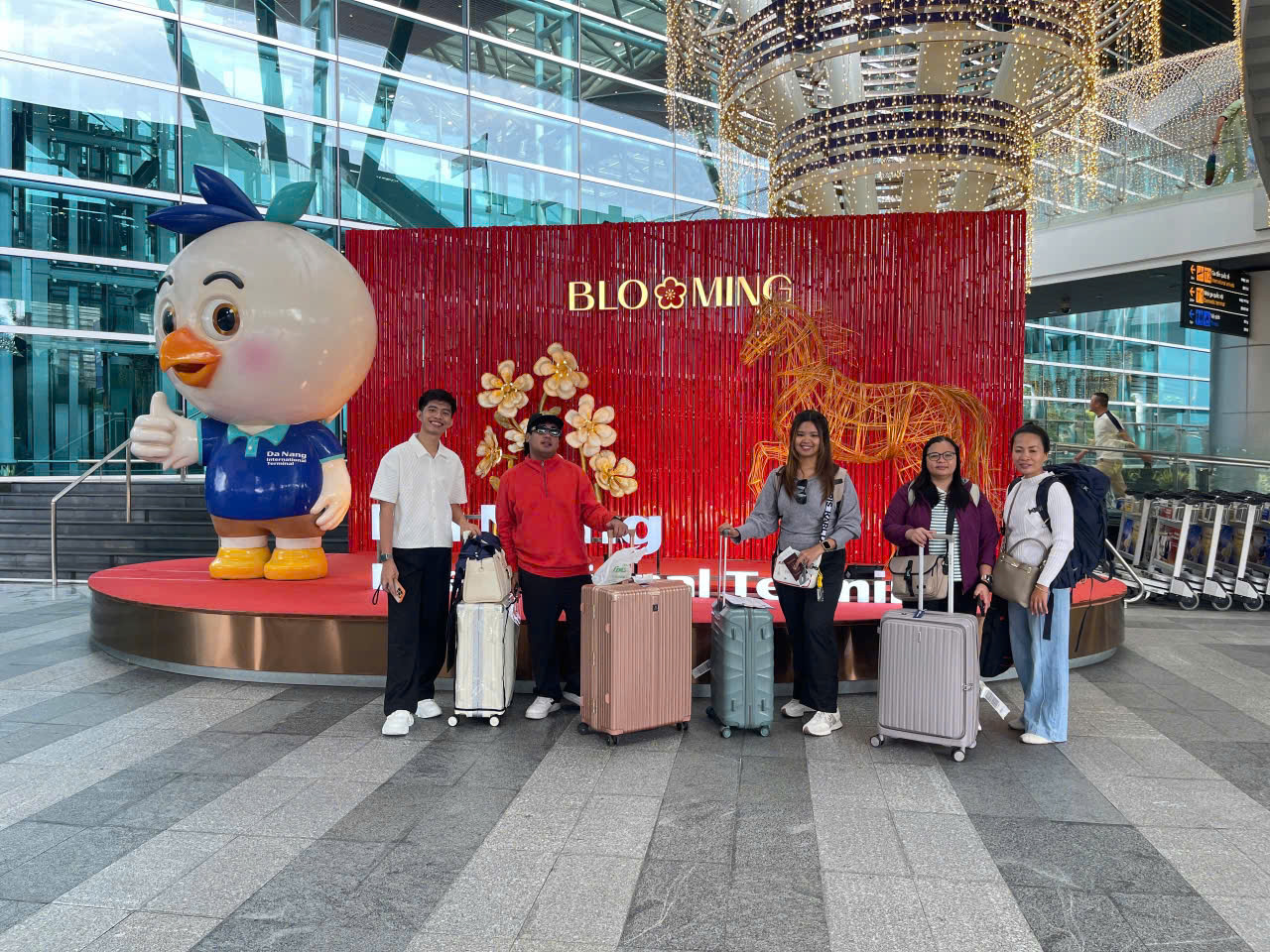 Ảnh chụp với khách tour 24