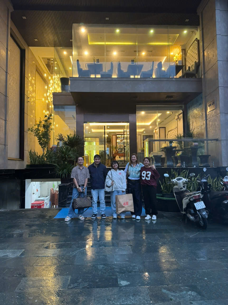 Ảnh chụp với khách tour 3