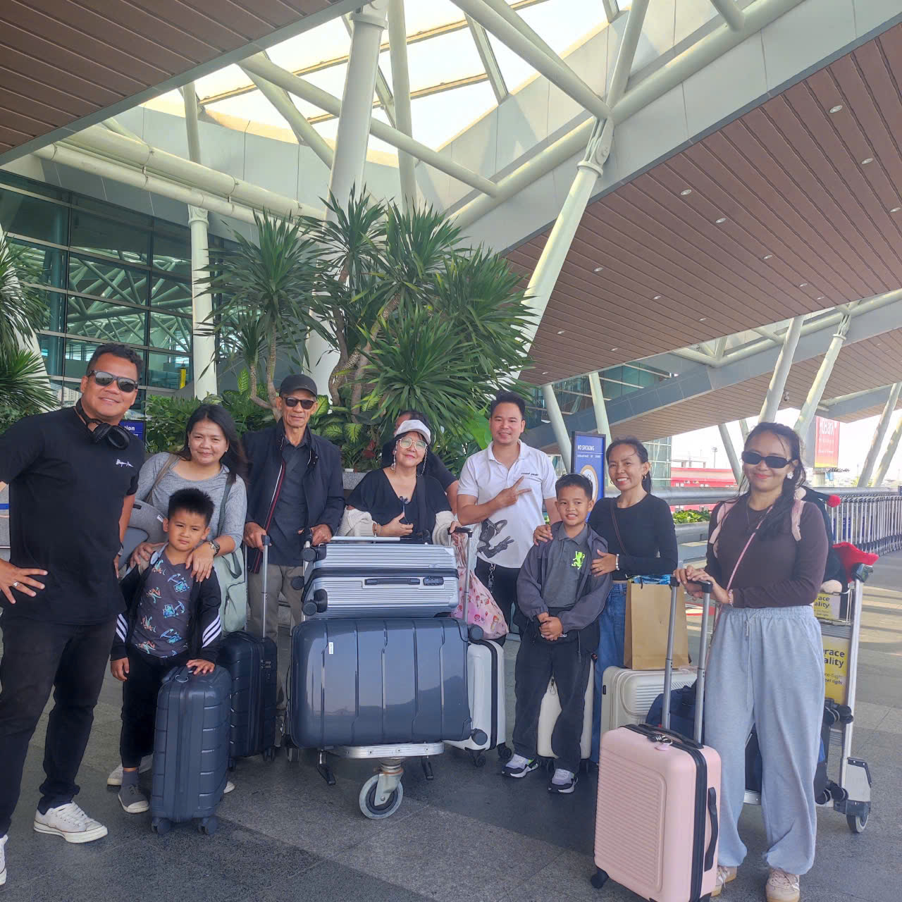 Ảnh chụp với khách tour 7