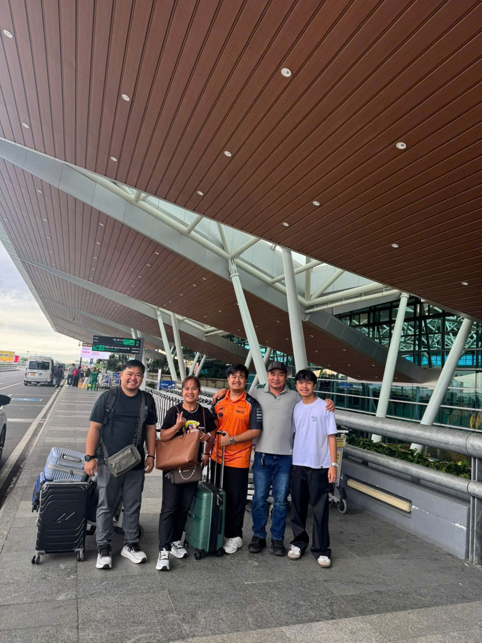 Ảnh chụp với khách tour 8