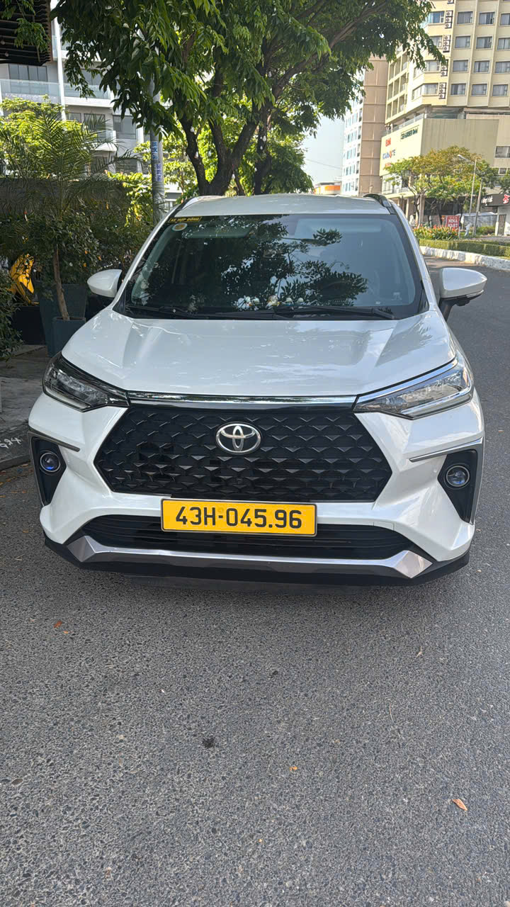 Xe Toyota 7 chỗ Private Car Tours Da Nang