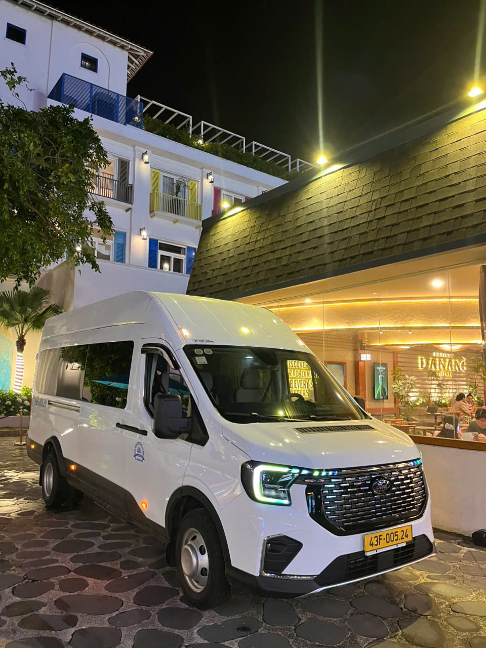 Xe Toyota 16 chỗ Private Car Tours Da Nang